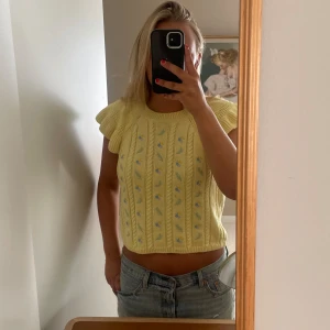 Topp - Supersöt gul sommartopp med blommor på🌸