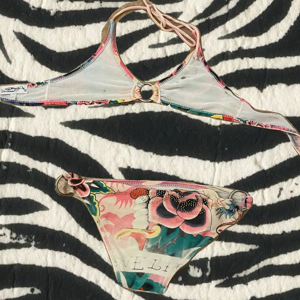 Så söt edhardy bikini!! endast använd 1 gång av mig men köptes second hand för 400kr så vet tyvärr it hur många ggr den faktiskt användts😞💗. Övrigt.