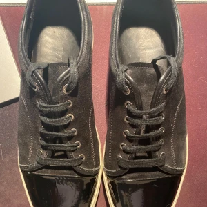 Svart Lanvins - 47 - Hejsan Säljer dessa dumlekåller i storlek 47, inget ig följer med. Tveka inte att fråga om ni har några frågor 