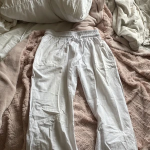 Linneabyxor - Roxy linnebyxor, lite nertrampad på högra benet men inte farligt🌸