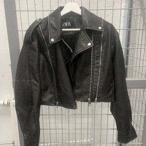 Skinnjacka Zara - Boxig skinnjacka från Zara, använd 1 gång. Nypris 700 kr. Perfekt skick. Färgen är lite ”urtvättad” svart/grå. Storlek M men passar S