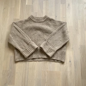 Stickad tröja  - En superfin och mysig stickad tröja från Gina. Säljer den eftersom den inte kommer så mycket till användning. Den är iprincip oanvänd så superfint skick. Tröjan är beige brun och ganska liten i storleken! Köpare står för frakt! 