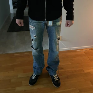 ACNE Studios Jeans - Distressed Acne Jeans  Skitfeta Acne Jeans med riktigt bra passform. Unika och helt oanvända.  Pris kan såklart diskuteras 