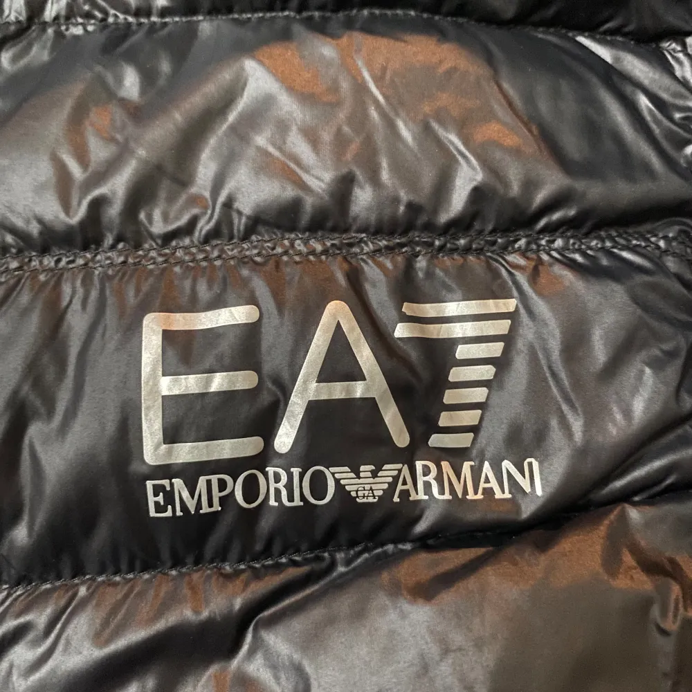 Emporio Armani väst i storlek S. Skick 9/10 nästan som ny endast använt ett fåtal gånger! Perfekt nu i sommar eller mot hösten! Nypris cirka 2000. En liten dustbag ingår! Kontakta vid minsta fråga!💫 Pris är diskuterbart!. Jackor.