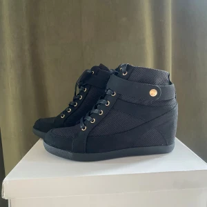 Skor - Högklackade sneakers. Storlek 38. Oanvända, kommer med skokartong. Anna Field