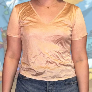 Söt ljus tröja - Söt genomskinlig tröja i en guld/rosa nyans, svårt att avgöra. I bra skick också.