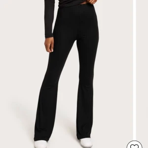 Yoga pants - Svarta yoga pants/mjukisbyxor från Nelly. Väldigt mjuka 