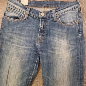 Lågmidjade bootcut  - Snygga och unika low waist bootcut jeans ifrån lee som sitter jätte snyggt, storlek 28/31 !! Inga defekter