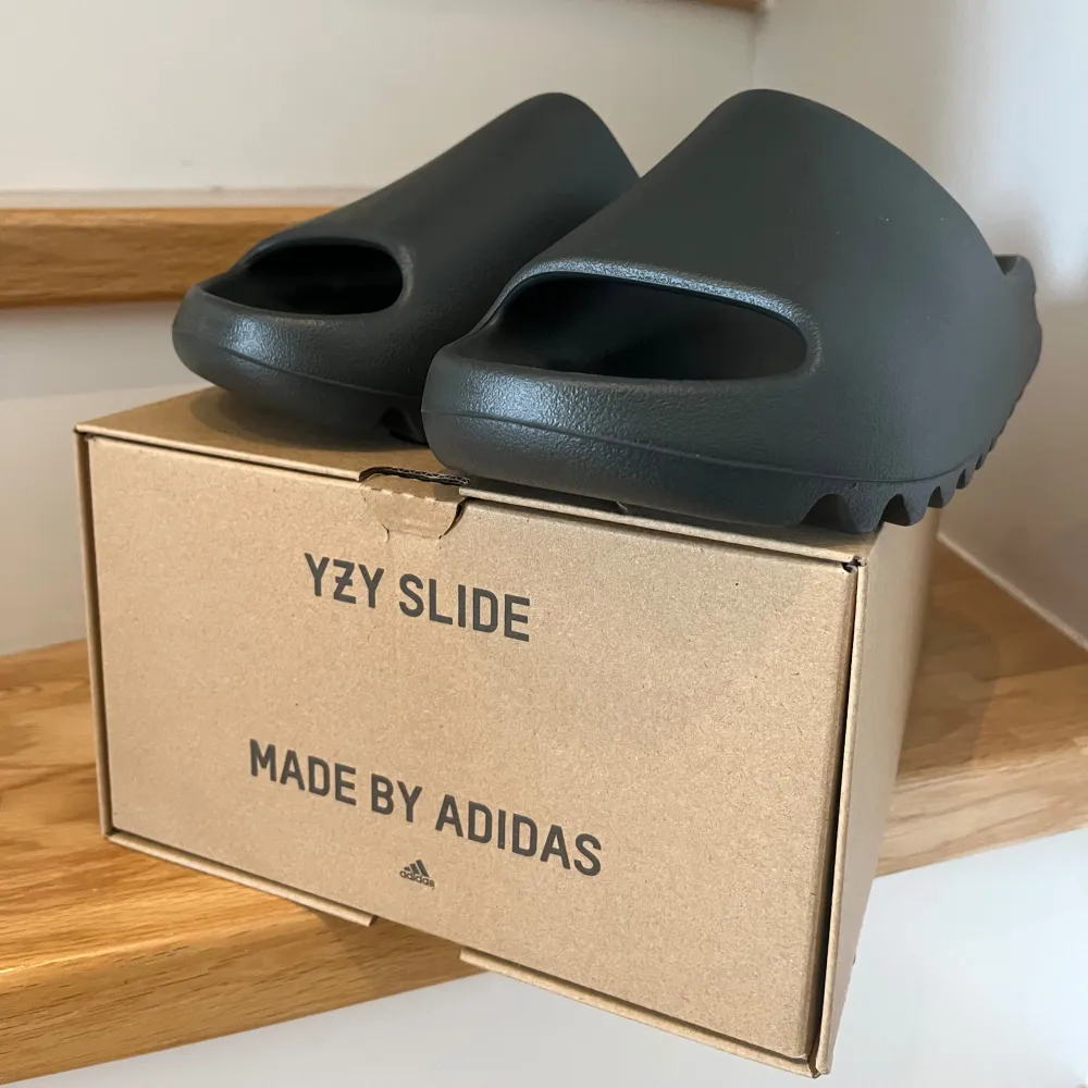 Helt nya oanvända äkta Adidas Yeezy Slide Slate Grey köpta på jd sports i Paris. Storlek 43. Kvitto medkommer! . Skor.