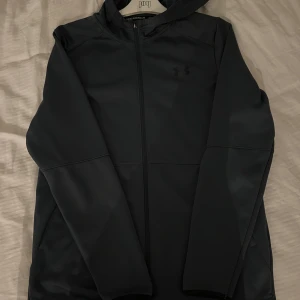 Under Armour tröja - Snygg träningströja från under armour. Knappt använd!