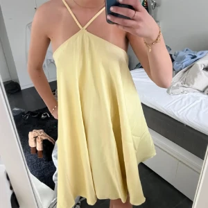 Klänning - Så fin sommar klänning. Jag har aldrig använt den men köpt den på Plick så är förmodligen använd sen innan. Det är några små trådar som lossnat men annars är klänningen i bra skick.