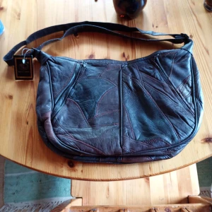 Handväska skinn brun med axelrem dragkedja. - Fin handväska skinn brun med axelrem dragkedja av märket Lady Carlo. Mycket fint skick.