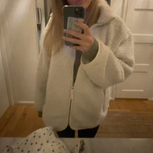 Vit Teddy jacka  - Teddy jacka som är perfekt till hösten, nästan oanvänd så väldigt bra skick. 