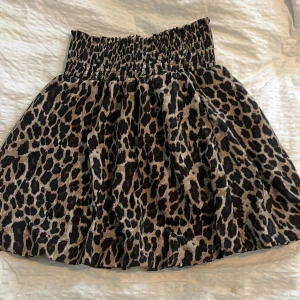 Leopard kjol - En skitsnygg fluffig kjol att ha i värmen! Det är bara testad på men aldrug blivit använd så derför i nyskick!