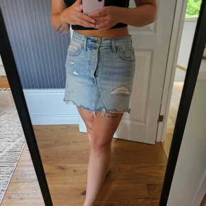 Jeanskjol  - Skitsnygg jeanskjol från levis, knappt använd. Storlek 26 i midjan, passar mig som är en SMALL i byxor 