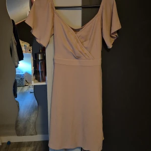 Klänning - Väldigt fin rosa klänning säljer den pga förliten, den är bara testad 