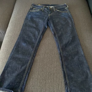 mörkblå jeans lee - stl finns i bilderna 