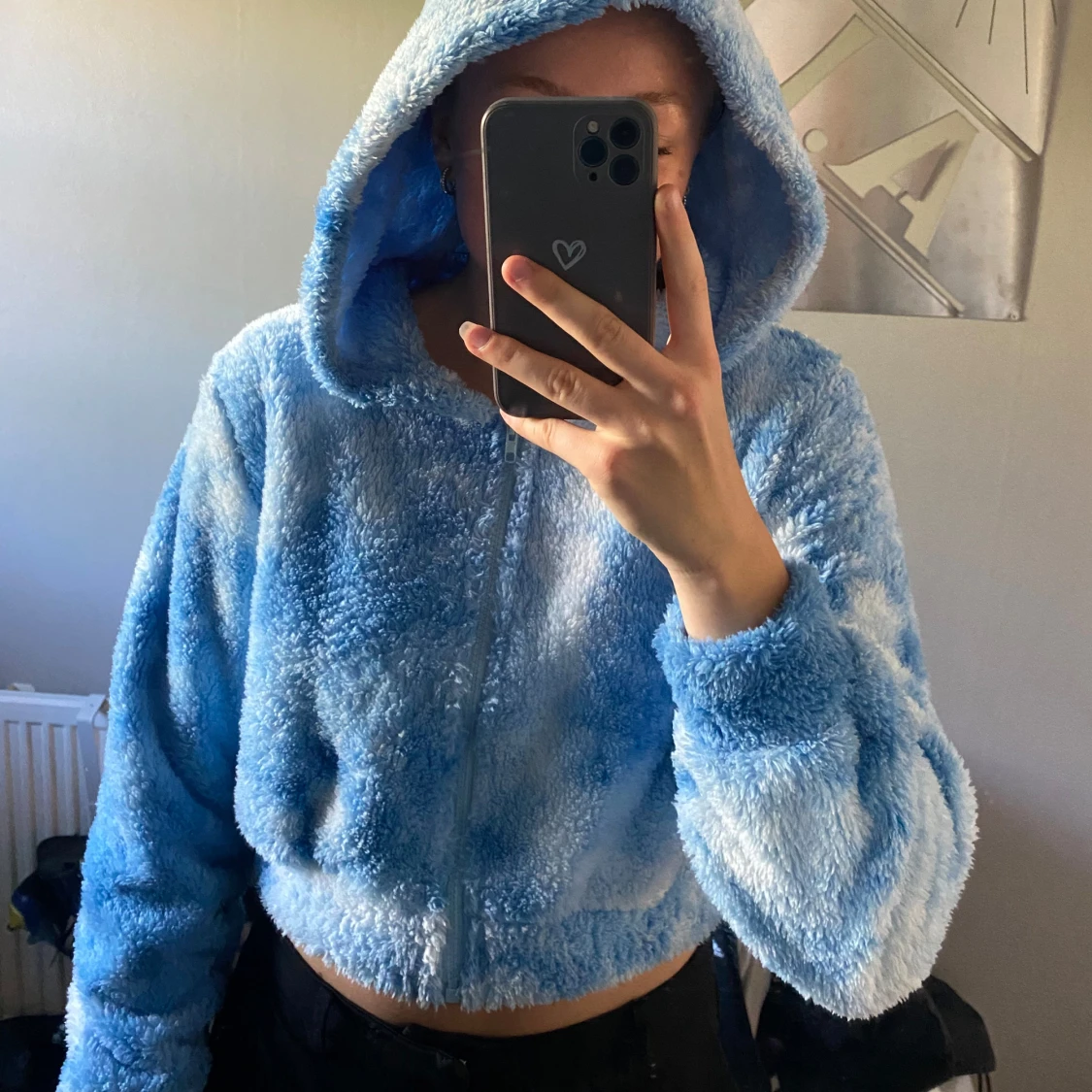 Blå och vit fluffig hoodie