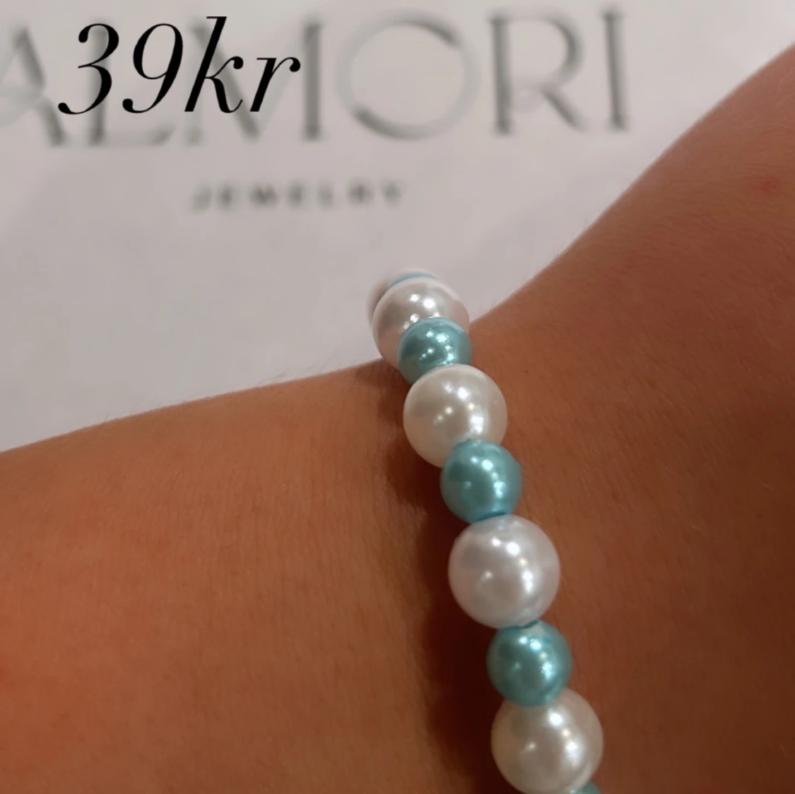 Pärlarmband med vita och turkosa pärlor