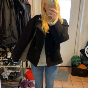 Svart kappa - Svart kappa ifrån ginatricot🥰