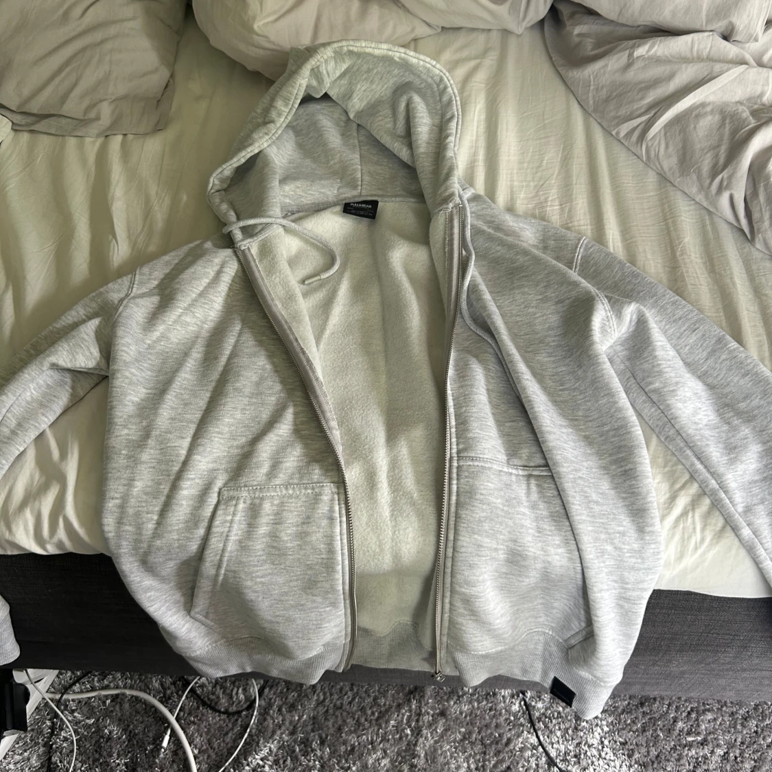 Grå hoodie med dragkedja 