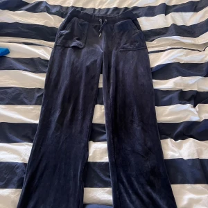 Juicy Couture  - Juicy Couture byxor i mörkblå färg lite små skaver på byxorna inget jätte märkvärdigt men finns fortfarande!! Därav lite lägre pris 