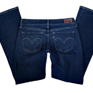 Lågmidjade Levis bootcut jeans!  - Helt nya jeans från Levis i bootcut modell! Superfin mörk färg men tyvärr för korta för mig. Kom provat för fler bilder och pris diskussion!  Midja: 37cm  Längd: 97cm  