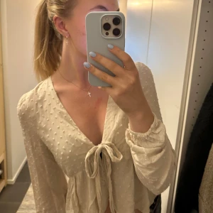 Blus - Säljer min fina cremevita/beiga knytblus från Vila🤍 I fint skick och är verkligen såå fin🥺