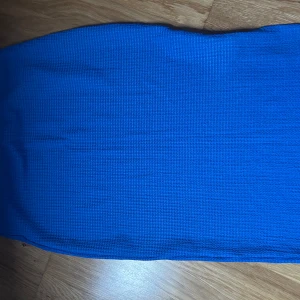 Shein kjol blå storlek M - En blå kjol med en texturerad yta. Kjolen är smal och har en rak passform. Storlek M men skulle säga att den är liten i storleken så funkar som S också. Aldrig använd bara provad så som ny.