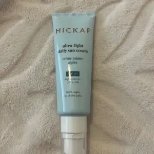 Hickaps ultra-light daily sun cream. SPF 50, high protection UVA + UVB.  100% vegan. Helt ny.