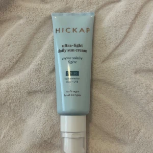 SPF 50 Hickap - Hickaps ultra-light daily sun cream. SPF 50, high protection UVA + UVB.  100% vegan. Helt ny.