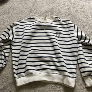 Randig sweatshirt  - Säljer denna sweatshirt från H&M. Storlek XS.
