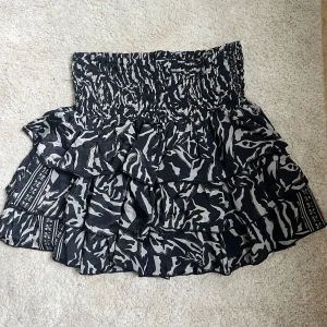 Kjol - En helt oanvänd (endast provad) kjol med fina guld detaljer. Storlek M/L men skulle säga att den passar S-L.  Säljer för 200kr 💕💕