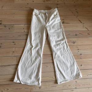 Vita utsvängda jeans - Helt oanvända vita jeans! Säljer då dem tyvärr är för stora på mig✨
