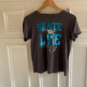 t-shirt  - Jag säljer en t-shirt från Cubus i storlek 146/152. texten går att ändra från blå till svart. Bra Skick.