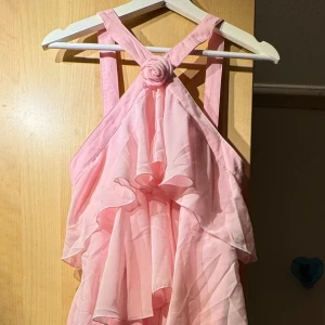 VMFELICIA långklänning - Långklänning från Felicias kollektion med Vero Moda. Slutsåld i denna storlek. Oanvänd så klänningen är i nyskick och prislappen sitter kvar.