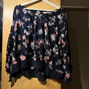 Blommig blus - Blommig blus från Hollister. Använd men i bra skick. I storlek L men liten för storleken så snarare en M.