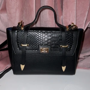 Väska - Super fin väska köpt på Zalando knappast använd sen den köptes inget spicellt märke