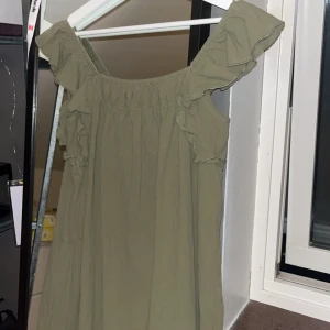 Grön sommarklänning  - Knappt använd!! 
