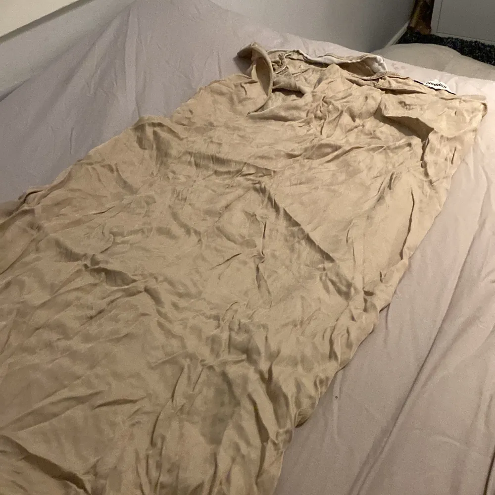 Jätte fin kjol med Scrunch i sidan och en slits på samma sida . Hameet.