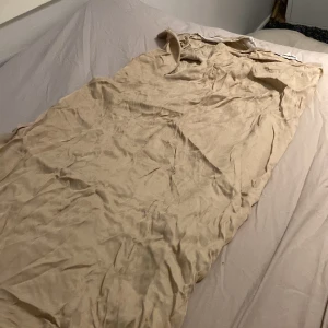 Lång skjom - Jätte fin kjol med Scrunch i sidan och en slits på samma sida 