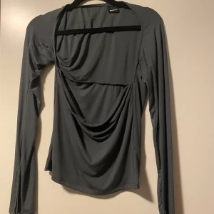 Grön tröja från Gina tricot  - Grön tröja från Gina tricot helt oanvänd. Den är väldigt fin men inte haft tillfällen till att använda den. Köpt för 260kr och säljer den för 150kr