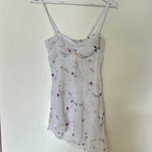 Vintage linne / topp - Så sött linne med assymetrisk kant och gulligt mönster. Superfint skick och normal i storlek