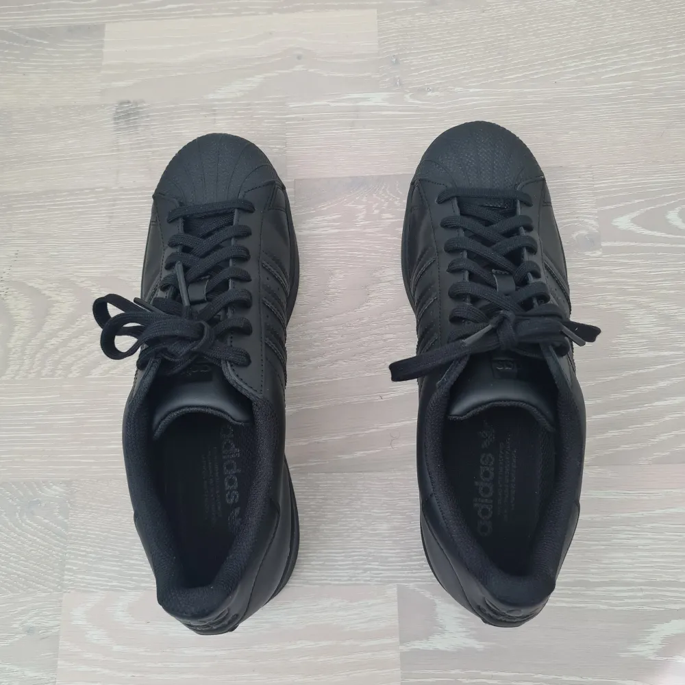 Oanvända svarta adidas sneakers. Storlek 43   Orginalpris: 1349 kr. Skor.