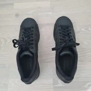 Oanvända svarta adidas sneakers. Storlek 43   Orginalpris: 1349 kr