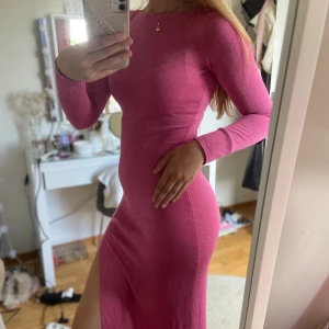 Rosa långklänning med slits - Denna vackra glittriga klänning säljer jag då den har blivit förkort tyvärr🙏🏼har använt en gång under Nobel, så den ser ut som en helt ny klänning alltså väldigt bra i skick! ( jag är 170cm ) 