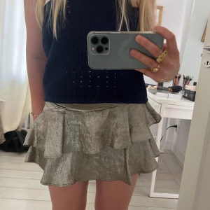 Volangkjol - Silvrig volangkjol från Zara med shorts under 💕