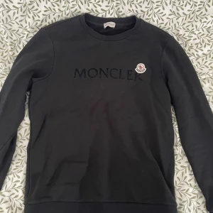 Moncler sweatshirt - Storlek S Använd fåtal gånger, skick är som helt nytt inga skador eller liknande  Fler frågor skriv bara :)