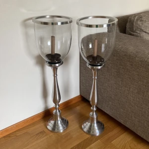 Dekoration vas  - En silver dekoration som gör ditt hem finare, jätte bra skick men vi ska flytta och har ingenstans o lägga den. Bra för tomma hörn i huset som behöver nåt litet 