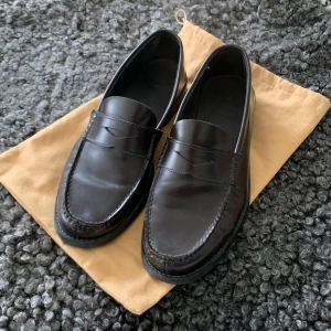 Loafers kalvskinn - Loafers i 100% kalvskinn och gummisula. Passar mig som har us9/ Eu 42,5 Bra skick! 